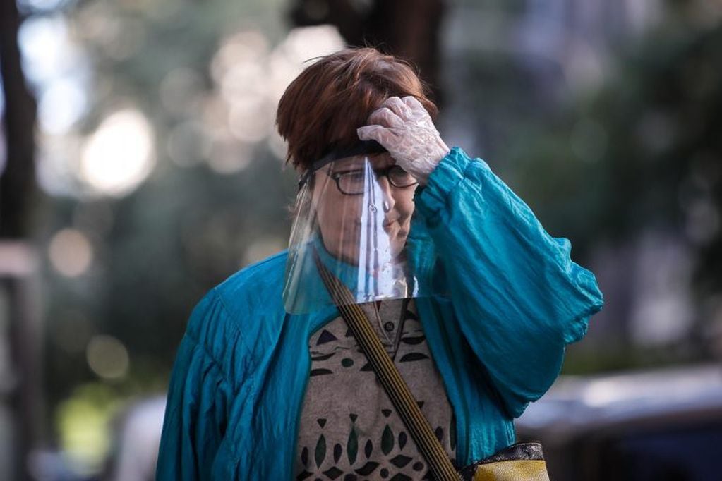 Una mujer usa una máscara improvisada en Buenos Aires (EFE)