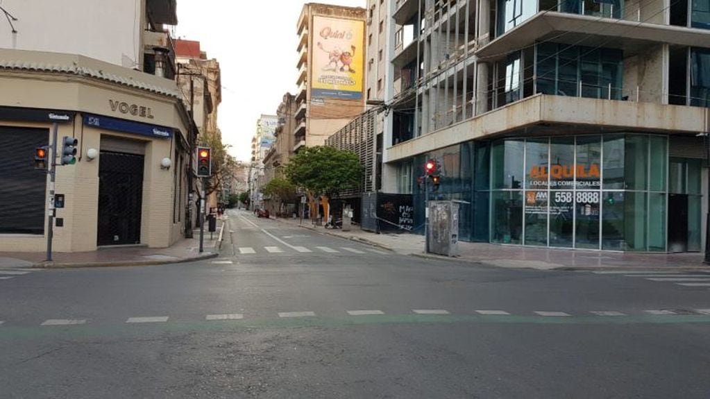 Calles desiertas por la ausencia de transporte público, una postal que se repetía en el microcentro de Rosario. (Vía Rosario)