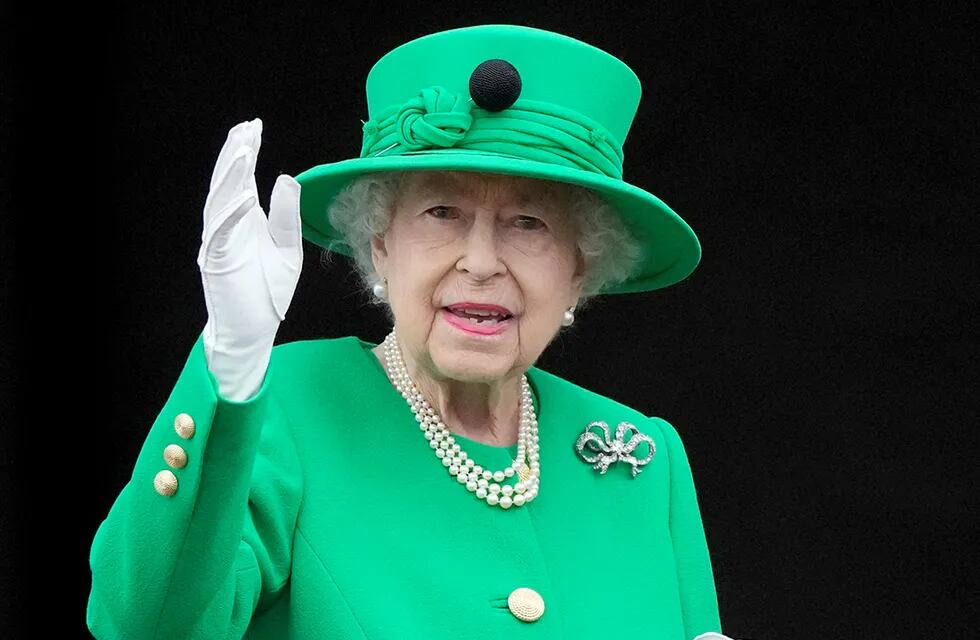 La reina Isabel II está nuevamente comprometida de salud y es seguida de cerca por los médicos.
