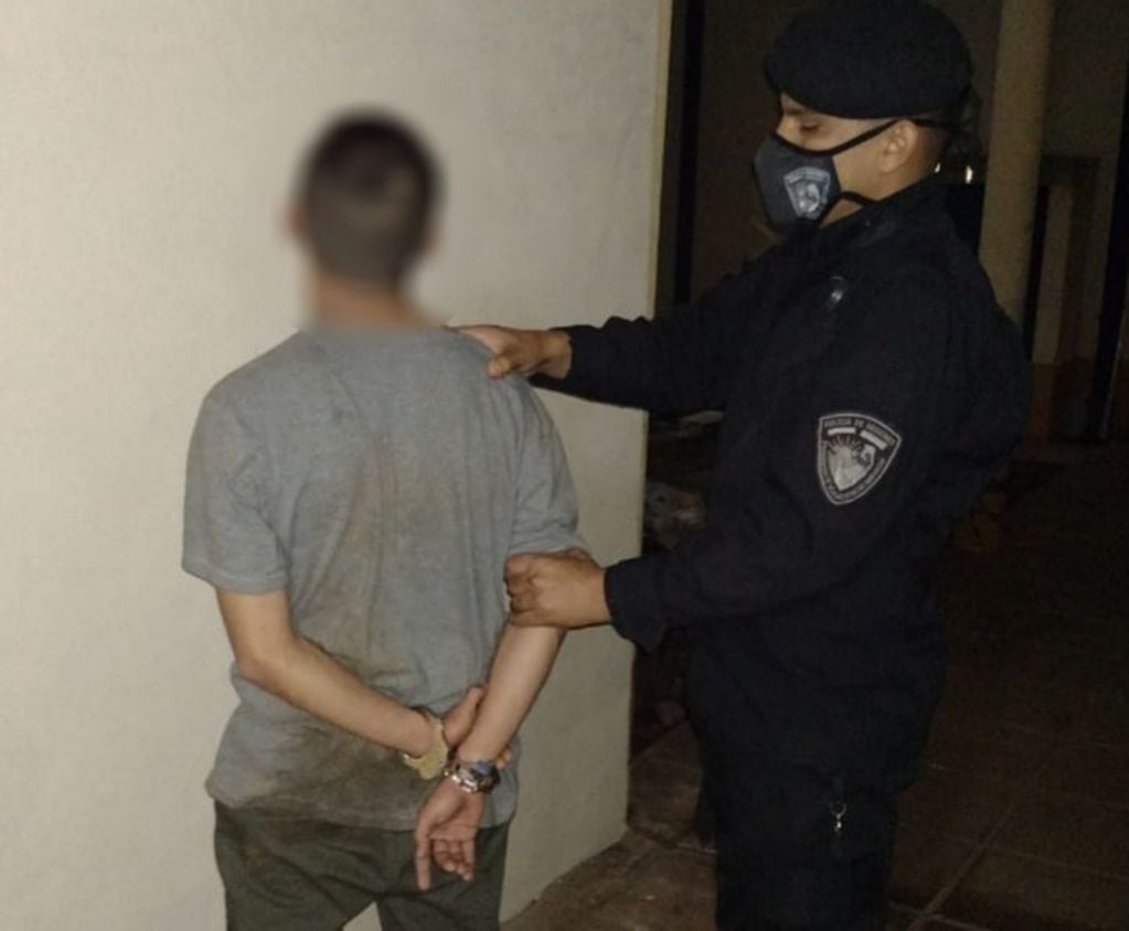 Detuvieron a un joven mientras se hallaba robando en Posadas. Policía de Misiones