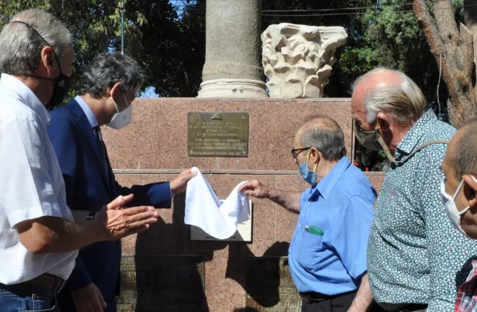 El Intendente de San Martín, junto al cónsul italiano inauguran la restauración del capitel romano de la plaza Italia del departamento. Gentileza Municipalidad de San Martín
