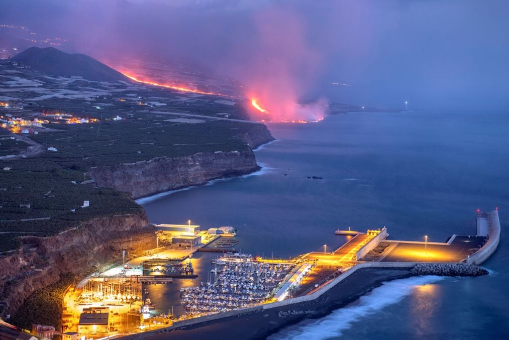 Vista de la nube tóxica formada por el contacto de la lava del volcán Cumbre Vieja con el mar en La Palma. (Foto / Europa Press)