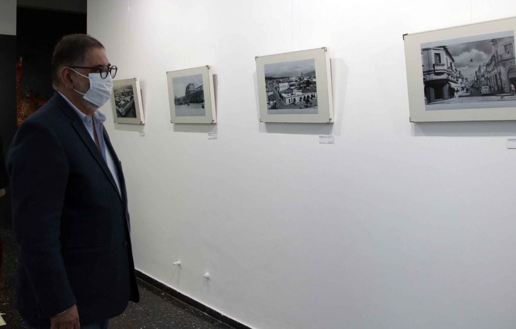 El intendente Jorge recorrió la muestra fotográfica "Jujuy antiguo, la ciudad hace años".
