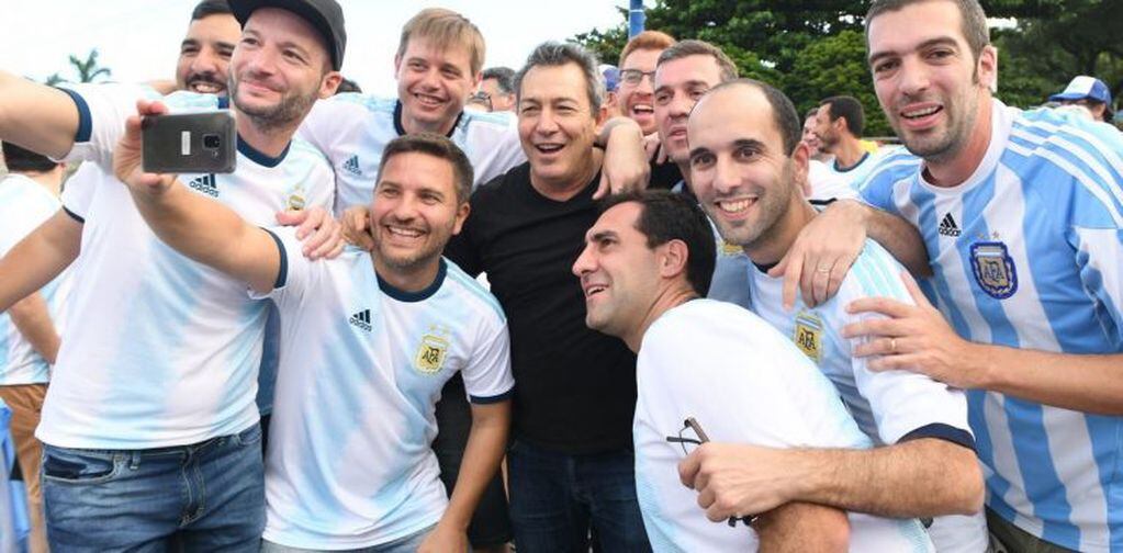 El 'Chino' Carlos Daniel Tapia junto a hinchas argentinos en Brasil (Foto: Juano Tesone)
