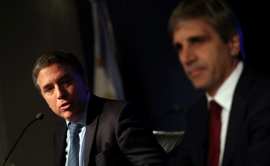 Nicolás Dujovne y Luis Caputo. (Foto: REUTERS/Marcos Brindicci)