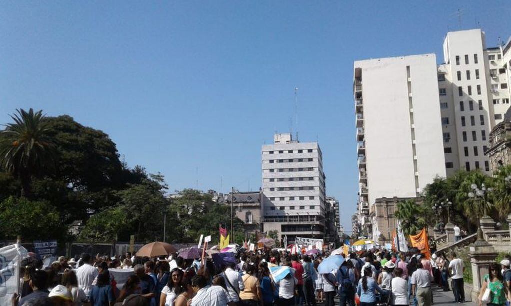 Protesta de docentes autoconvocados en Plaza Independencia.