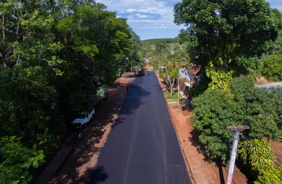 Continúan las obras de pavimentación en la localidad de Puerto Iguazú.