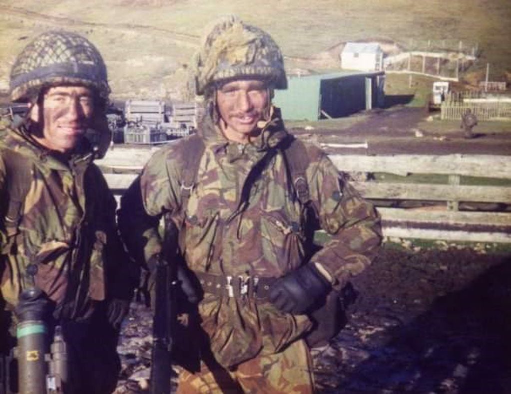 Charlton, junto a Tony Innot. Ambos, del 3 de Paracaidistas, durante los primeros días en las islas, en la guerra de 1982.