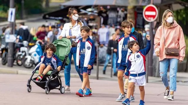Antonela Rocuzzo paseando con sus hijos por París