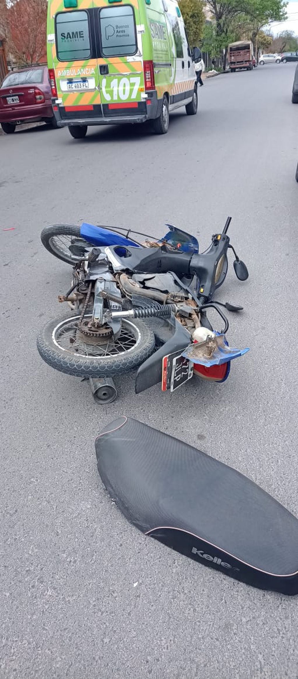 Un motociclista perdió el control de su vehículo y colisionó con un auto estacionado