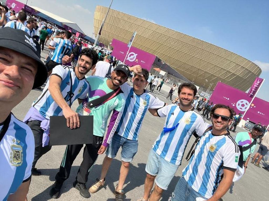 Fernando Alamino con amigos en Qatar2022.