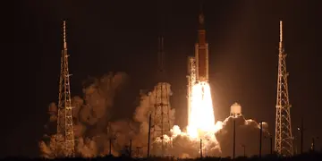 El majestuoso despegue nocturno de la misión Artemisa I de la NASA.