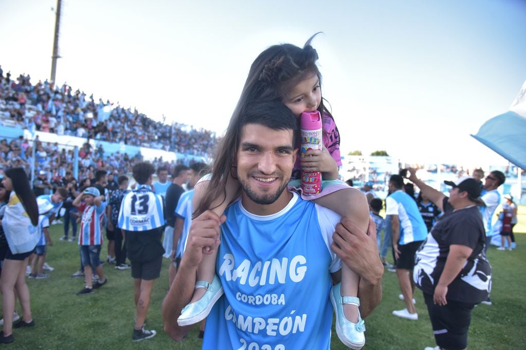 Leandro Fernández y su hija, felices por Racing (Foto Javier Ferreyra).