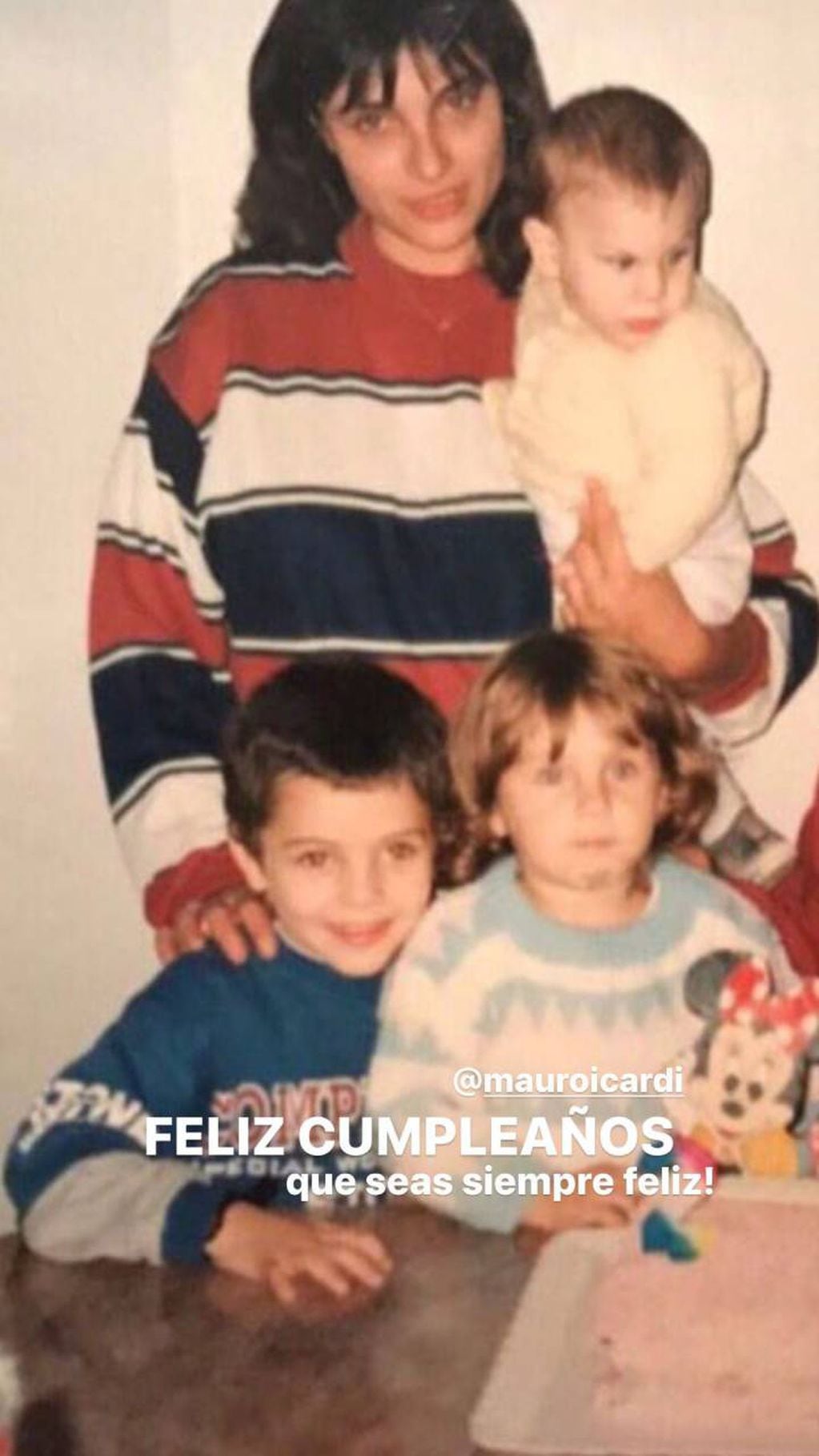 Ivana Icardi compartió una vieja foto de cumpleaños con su hermano Mauro Icardi y su mamá Analía Rivero.