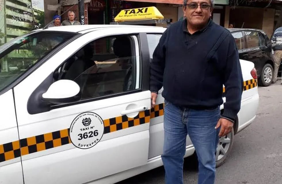 Juárez Pedraza le devolvió un monedero lleno de plata que se había olvidado en su taxi una pasajera.
