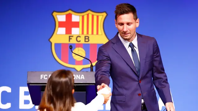 Antonela Roccuzzo y Lionel Messi en la conferencia de prensa del Barcelona