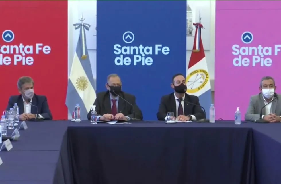 Los ministros santafesinos Marcos Corach y Roberto Sukerman brindaron una conferencia de prensa luego del encuentro. (Gobierno de Santa Fe)