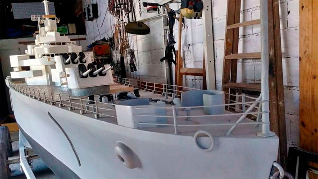 A 40 años de su hundimiento, Sergio “Titi” Gammella creó una réplica de 8 metros del Crucero General Belgrano.