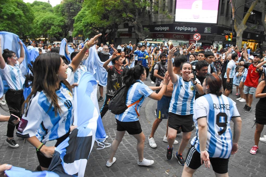 El centro de Mendoza se vistio de celeste y blanco para festejas el 2 a 0 de Argentinas  vs Mexico.