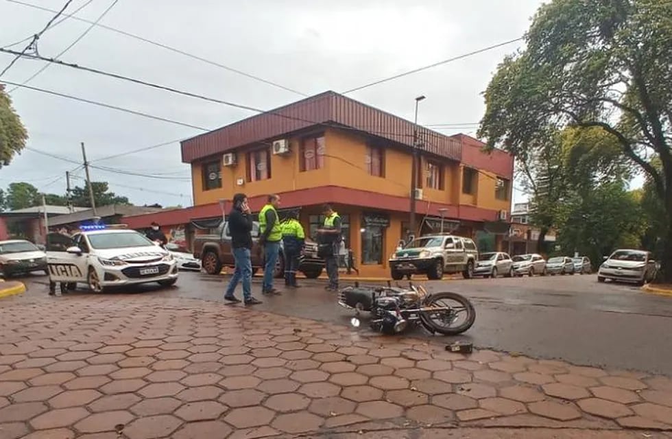 Accidente vial en Eldorado dejó a dos motociclistas con lesiones.