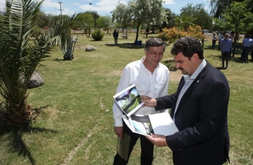 El intendente de Las Heras, Daniel Orozco y el  ministro de Economía Infraestructura y Energía de Mendoza, Martín Kerchner, repasando detalles del puente que se realizará en las Heras.