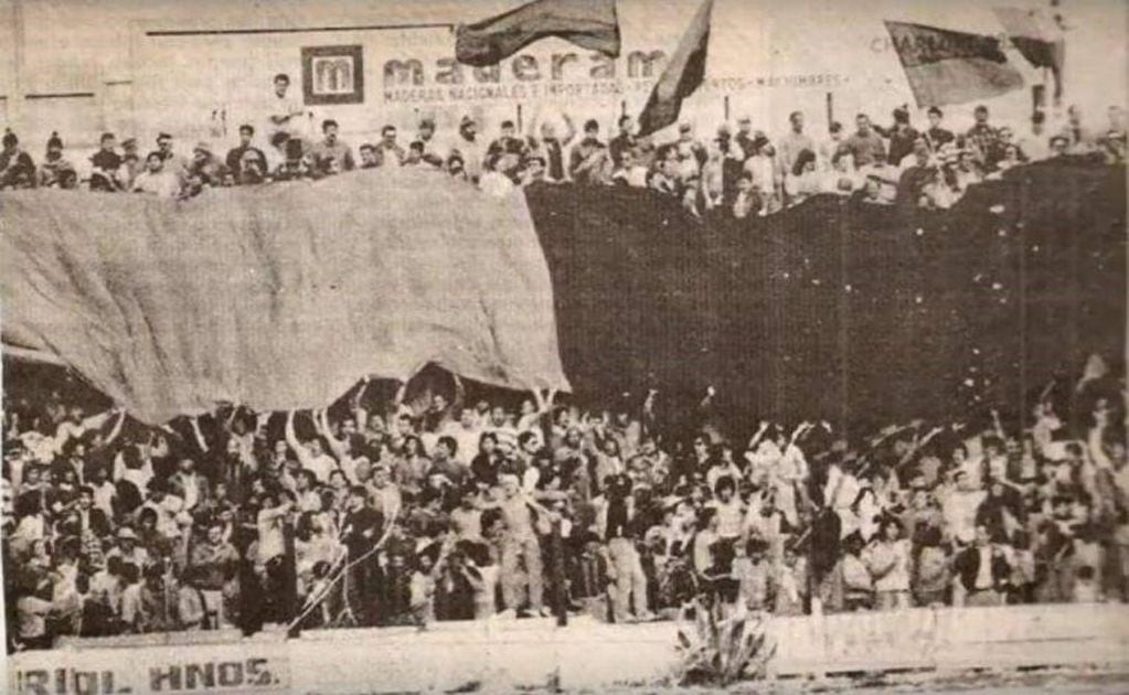 Una multitud acompañó a Sporting a cancha de Liniers