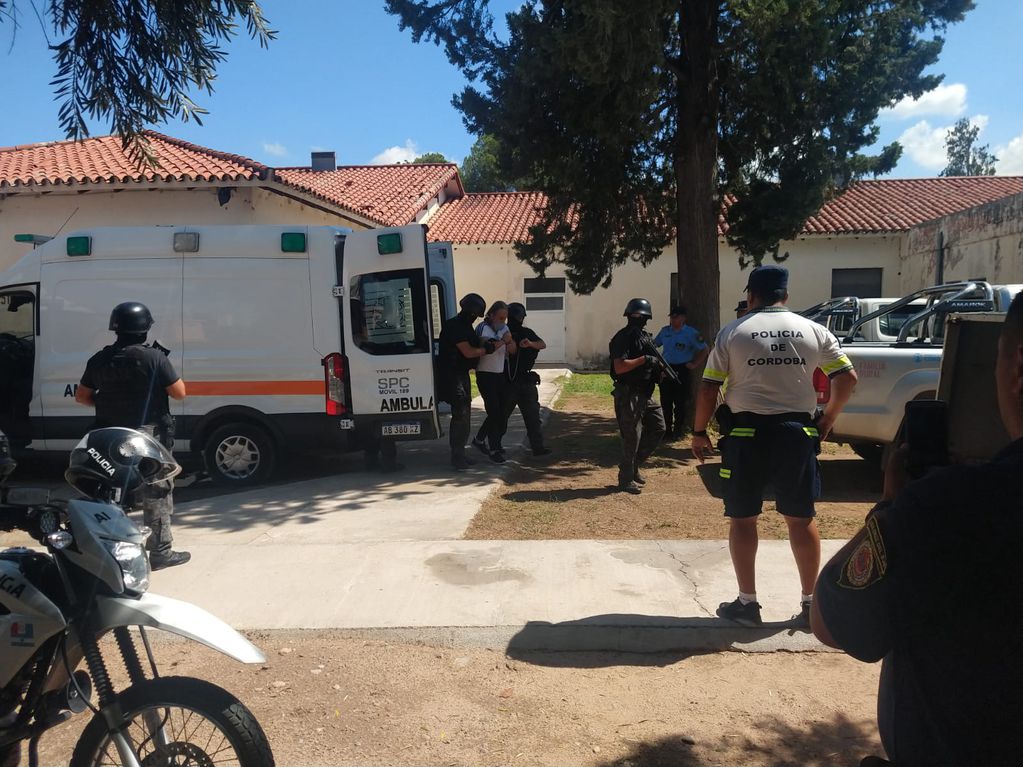 Amplio operativo policial para trasladar a Carmona al hospital de Cruz del Eje. (Policía)