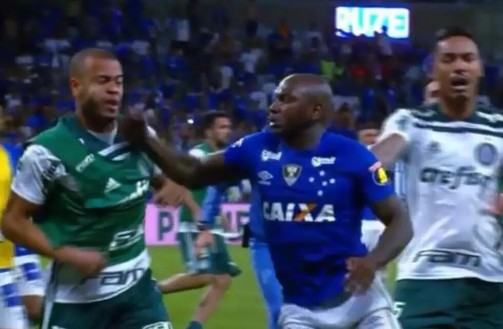 Batalla campal entre futbolistas de Cruzeiro y Palmeiras al término de una de las semifinales de la Copa de Brasil.