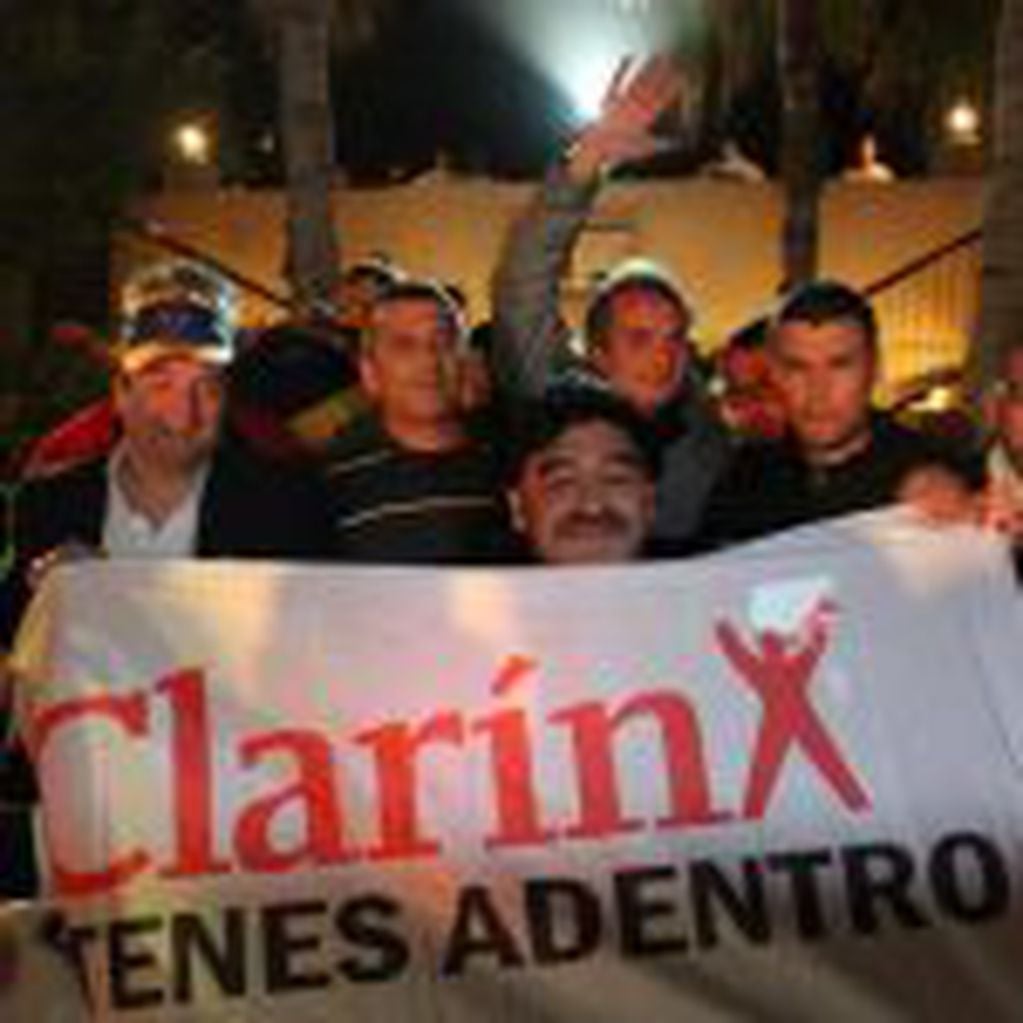 CLAIMA20130115_0105   Guillermo Moreno llevó una bandera de su campaña Anti-Clarín con la frase de Diego Maradona a los Emiratos Árabes.