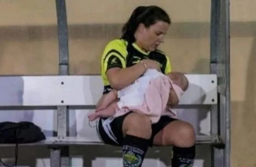 La foto de una futbolista que se convirtió en viral por estar amamantando a su bebé en una cancha
