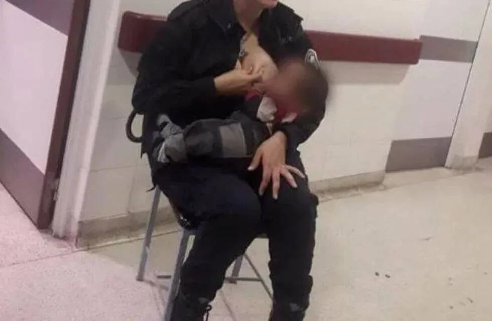 Celeste Ayala le dio de mamar a un bebe en el hospital.
