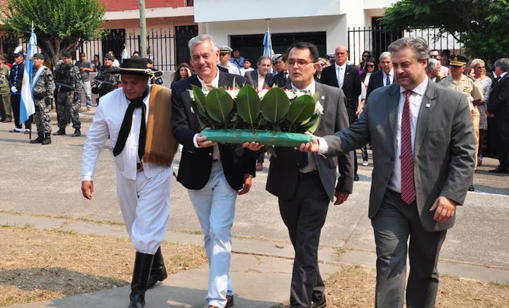 El concejal Lisandro Aguiar (c), junto a los secretarios municipales Guillermo Marenco y Gastón Millón, al momento de rendir homenaje al coronel José María Fascio.
