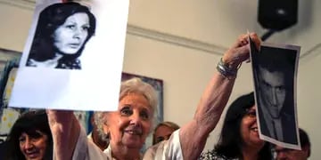  Estela de Carloto muestra las fotos de los padres desaparecidos de la nieta 127. || AFP