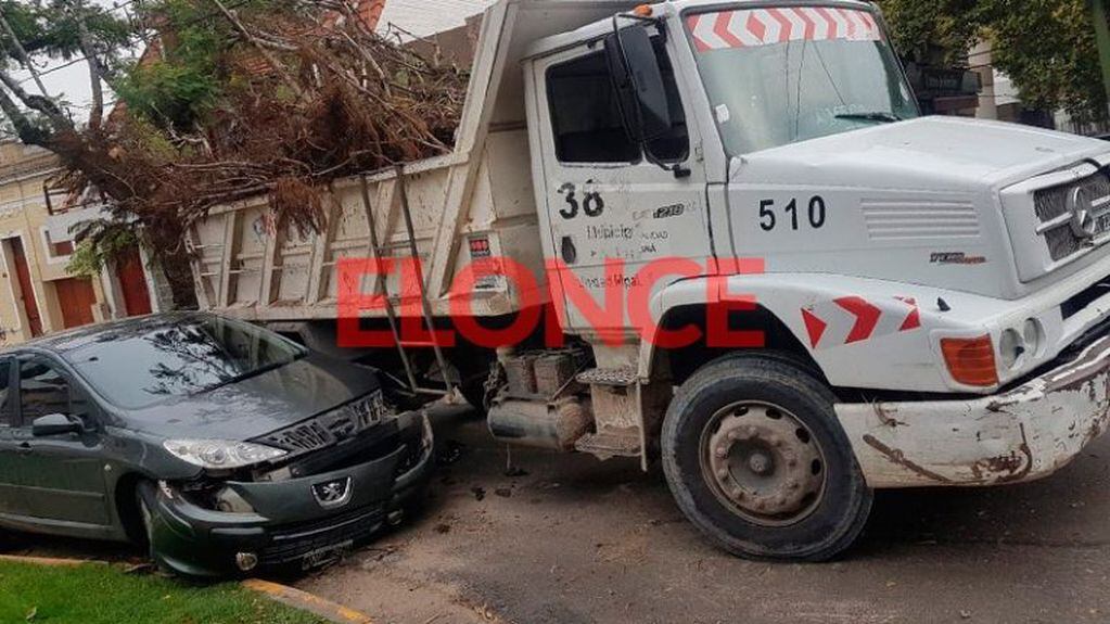 Un camión recolector chocó con un auto estacionado en Paraná. Fotos: El Once