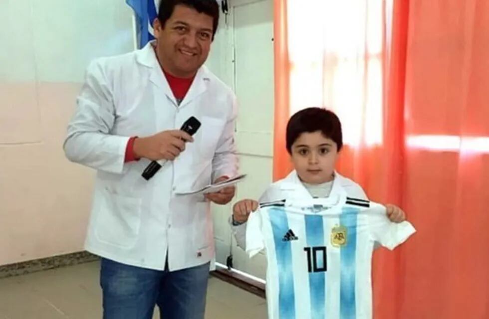 Santa Cruz: tiene 6 años, ganó una camiseta de Messi y la donó a otro nene