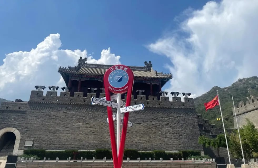 Una columna de 3 metros celebra a la Gran Muralla de China como una de las Nuevas 7 Maravillas del Mundo.