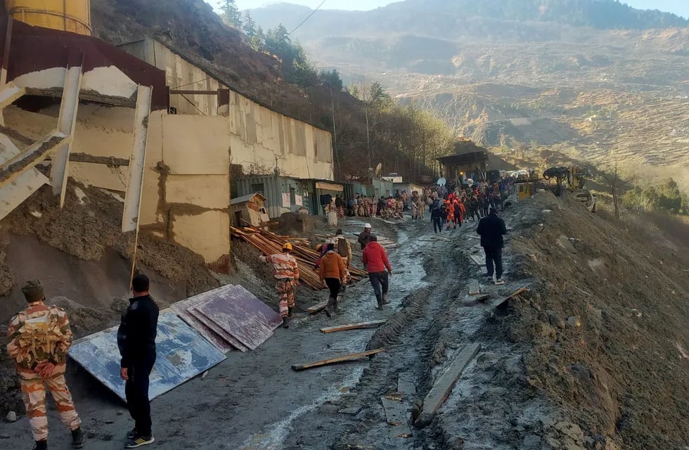 Equipos de rescate trabajan en las inmediaciones del Himalaya. (Reuters)