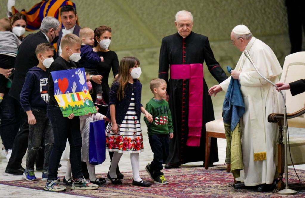 El Papa Francisco, sosteniendo una bandera que le fue traída desde Bucha, Ucrania. (AP)