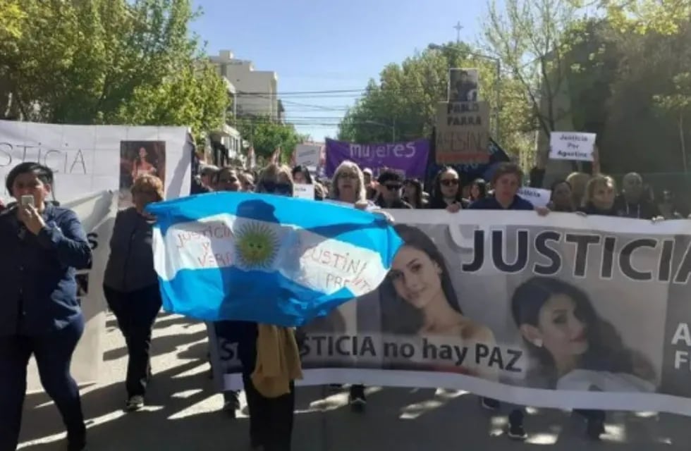 La madre de Agustina Fernández marchó con los ciudadanos de Cipolletti y volvió a pedir justicia por el caso de su hija.