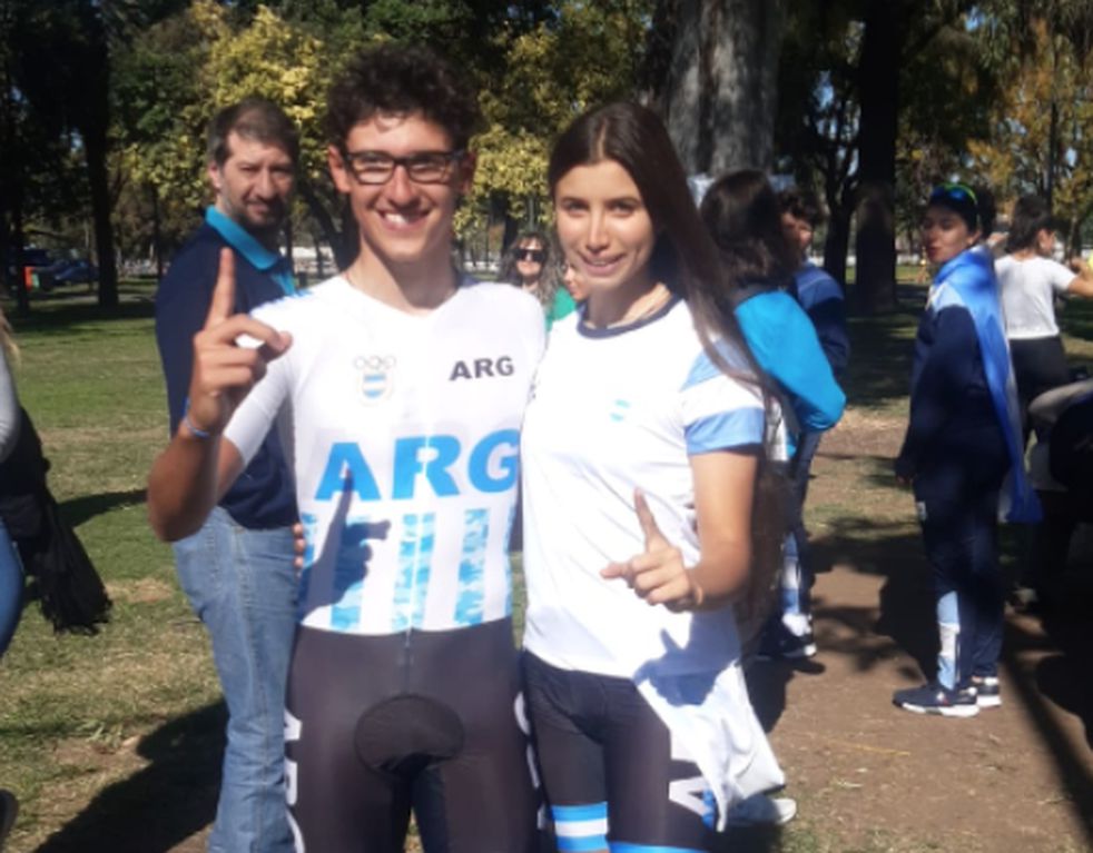 La ciclista mendocina Julieta Benedetti y el chubutense Fabrizio Crozzolo festejan el oro luego de ganar la prueba de relevos mixtos en los Juegos Suramericanos de la Juventud.