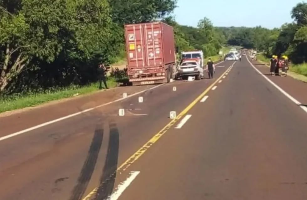 Leandro N. Alem: un automóvil colisionó contra un camión y dejó un saldo de un fallecido.