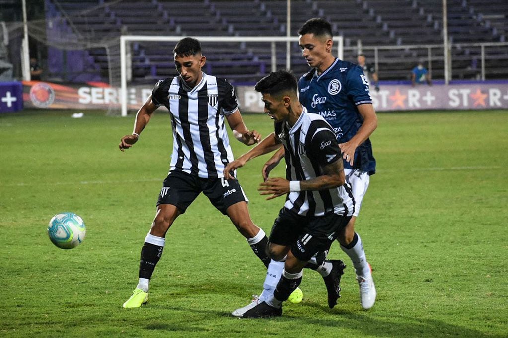 Gimnasia de Mendoza se quedó con el primer clásico del año luego de vencer por penales a Independiente Rivadavia, tras habr igualado 0-0 en los 90 minutos reglamentarios por la Copa 90 años de Fútbol Profesional de la serie Río de la Plata, que disputaron en Uruguay.
