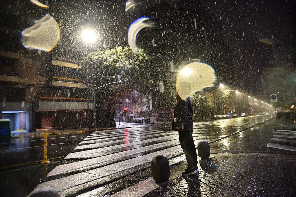 El centro de la capital de Córdoba se cubrió de nieve. (Pedro Castillo/ La Voz)
