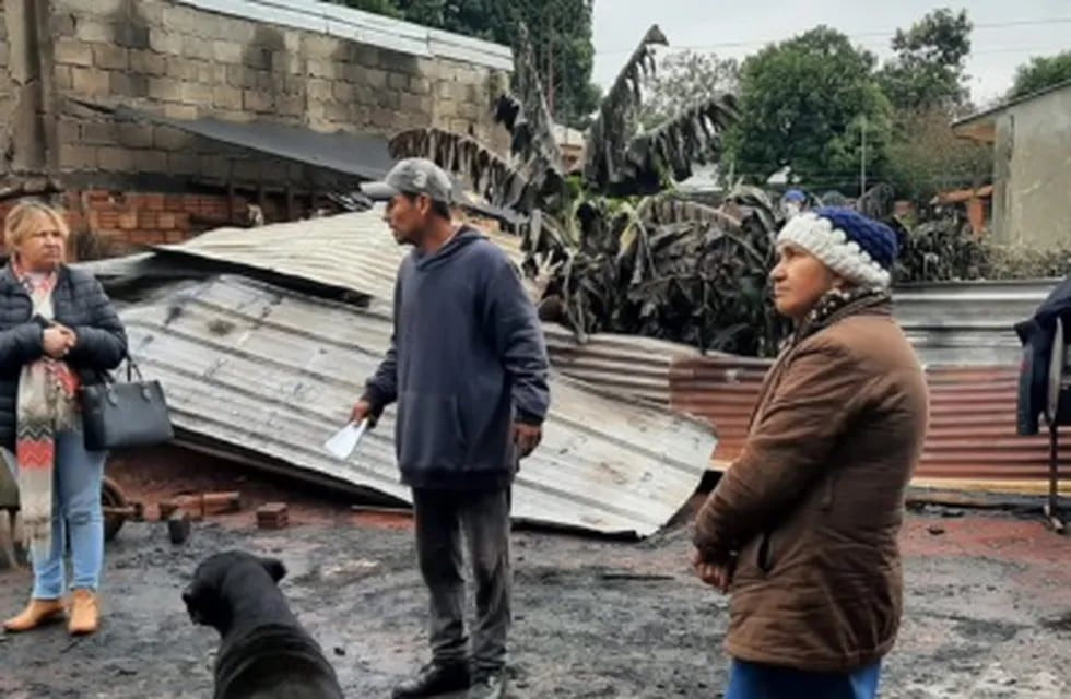 Asisten a familia que perdió su casa tras un incendio.