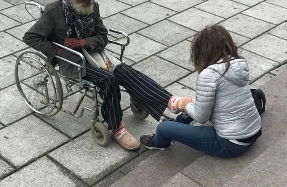 Vió a un hombre que estaba en situación de calle y decidió ayudarlo (web).