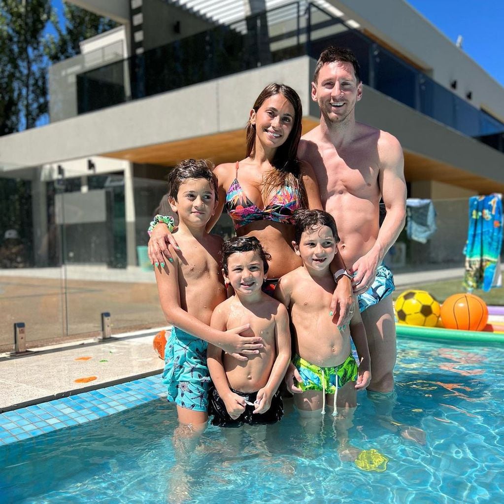 Lionel Messi, Antonela Roccuzzo y sus hijos Thiago, Mateo y Ciro disfrutaron de una tarde de pileta luego del regreso a Rosario.