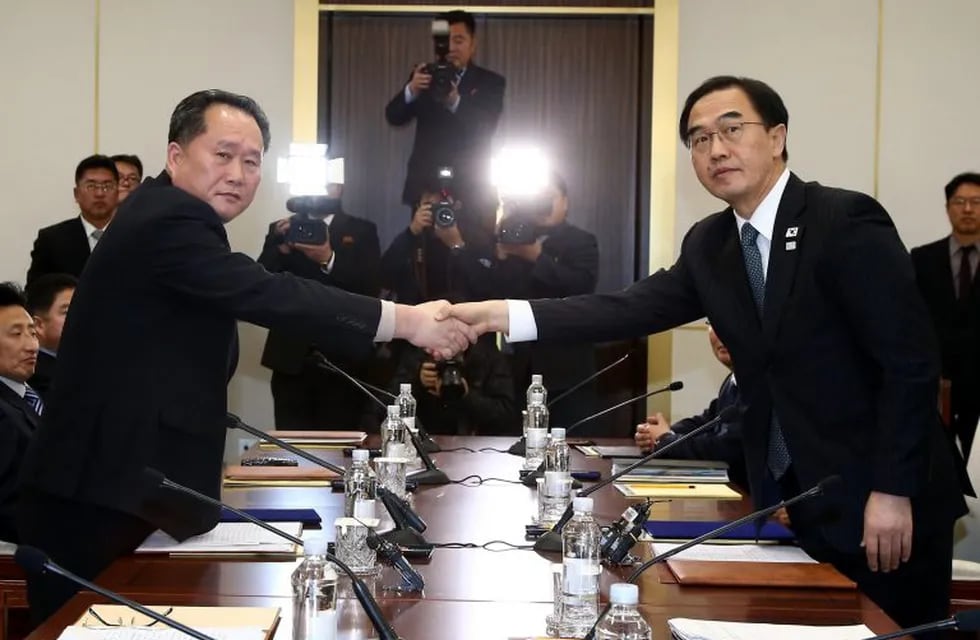 El jefe de la delegación norcoreana que dirige el comité para la Reunificación Pacífica de Corea, Ri Son-gwon (i), y su homólogo surcoreano, Cho Myoung-gyon (d), se reunieron en (Corea del Sur) por primera vez en más de dos años para facilitar la participación norcoreana en los Juegos Olímpicos de Invierno.