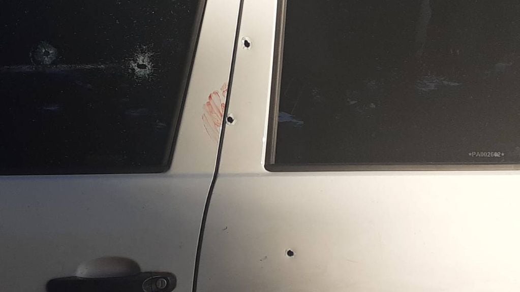 En la camioneta quedó una mancha de sangre sobre la puerta del conductor.