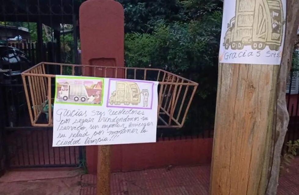 Los trabajadores encontraron la comida y los carteles sobre la calle Mitre.