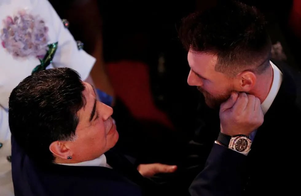 El tierno saludo entre Maradona y Messi en la entrega de premios The Best\nFoto: Reuters/John Sibley